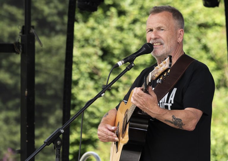Folk Legend Martin Simpson performs Skydancers